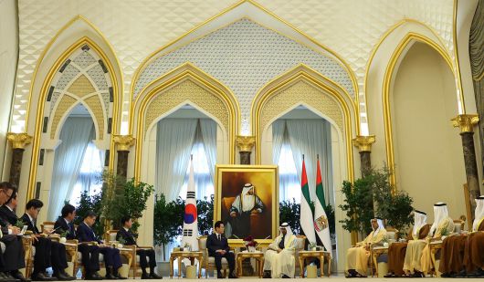 아랍에미리트연합(UAE)을 국빈 방문 중인 이재명 대통령이 18일(현지시간) 아부다비 대통령궁에서 무함마드 빈 자이드 알 나흐얀 대통령과 한·UAE 정상회담을 하고 있다. 연합뉴스