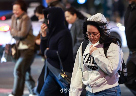 전국 곳곳에 한파주의보가 내려진 17일 서울 종로구 세종대로사거리에서 두꺼운 옷차림의 시민들이 출근을 서두르고 있다. 기상청은 18일 더 추워져 서울에는 올가을 첫 영하권 추위가 찾아오겠다고 예보했다. 성동훈 기자