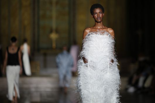 ‘현대적 럭셔리’를 표방한 미국 브랜드 프라발 구룽이 지난 9월13일(현지시간) 뉴욕 패션위크에서 선보인 풍성한 깃털 느낌의 퍼 드레스. AP연합뉴스