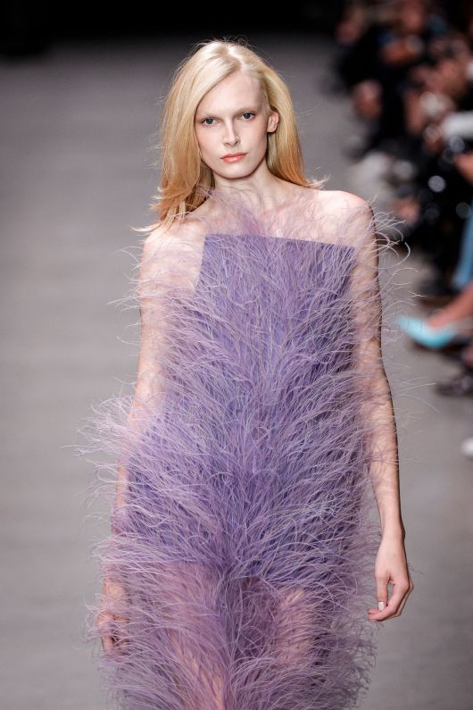 ‘친환경 럭셔리’를 지향하는 스텔라 맥카트니가 지난 9월 30일(현지시간) 뉴욕 패션위크에서 선보인 깃털 드레스.  AFP연합뉴스