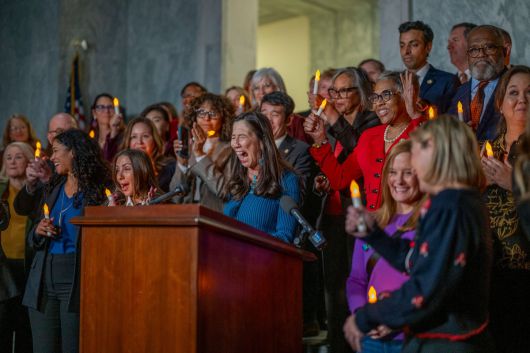 테레사 레저 페르난데스 미국 민주당 하원의원(가운데)이 18일 워싱턴에서 열린 미성년자 성착취범 제프리 엡스타인의 희생자들을 추모하는 촛불집회에서 ‘엡스타인 문건 공개 법안’ 의회 통과를 발표하고 있다. AFP연합뉴스