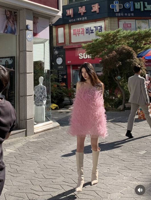 수지가 깃털 드레스를 입고 드라마에 출연했다.  수지 인스타그램