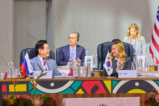 이재명 대통령이 22일(현지시간) 남아프리카공화국 나스렉 엑스포센터에서 열린 주요 20개국(G20) 정상회의 제1세션에서 발언을 조르자 멜로니 이탈리아 총리가 박수를 치고 있다. 연합뉴스