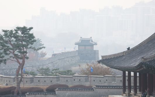 초미세먼지 농도가 ‘나쁨’ 수준을 보인 24일 경기도 수원시 세계문화유산 화성(華城) 성곽 주변이 뿌옇다. 연합뉴스
