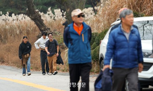 서울의 낮 기온이 17도까지 올라 포근한 날씨를 보인 24일 서울 중구 남산을 찾은 외국인 관광객들이 가벼운 옷차림으로 거닐고 있다.