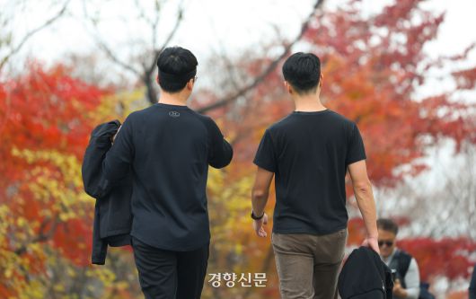 서울 중구 남산을 찾은 시민들이 가벼운 옷차림으로 거닐고 있다.