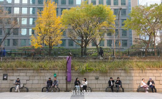 청계천을 찾은 시민들이 가벼운 옷차림으로 벤치에 앉아 휴식을 취하고 있다.