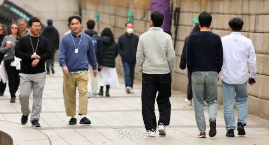 포근한 날씨를 보인 24일 서울 중구 청계천을 찾은 시민들이 가벼운 옷차림으로 산책을 하고 있다.