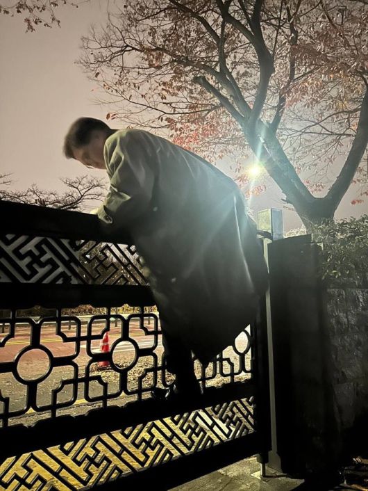 우원식 국회의장이 지난해 12월3일 밤 담을 넘어 국회 경내로 진입하고 있다. 국회의장실 제공