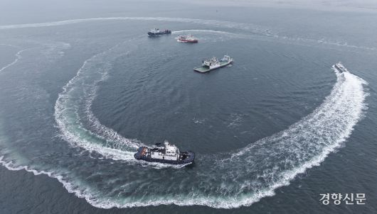 25일 인천항 연안여객터미널 앞 해상에서 열린 READY KOREA 4차 훈련에서 해양경찰 등 관계 당국이 선박 화재 사고 대응 훈련을 하고 있다. 인천|성동훈 기자