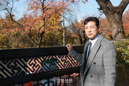 김성록 국회경비대 의장경호대장이 지난 19일 ‘12·3 불법계엄’ 당시 우원식 국회의장이 뛰어넘은 국회 담장 앞에서 당시 상황을 설명하고 있다. 정지윤 선임기자