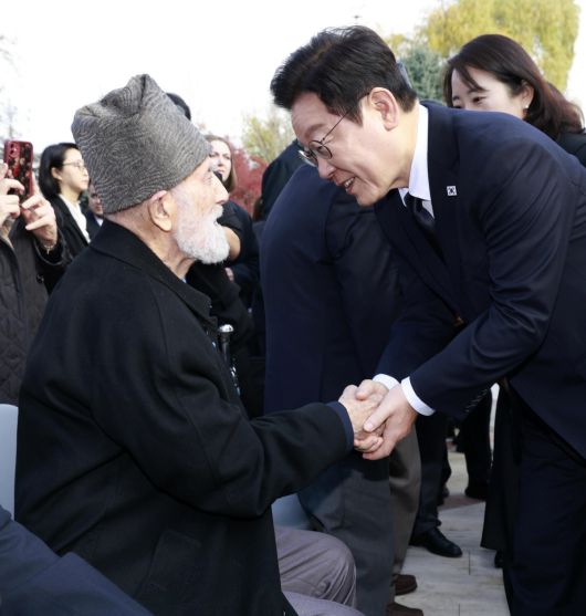 참전용사 손잡고 튀르키예를 방문 중인 이재명 대통령이 25일(현지시간) 앙카라 한국공원 한국전 참전 기념탑에서 헌화를 마친 후 참전용사와 인사하고 있다. 연합뉴스
