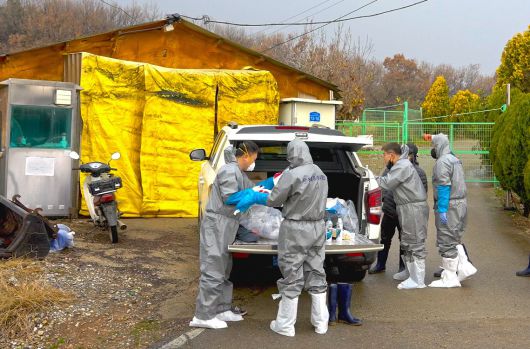지난 25일 당진시 송산면의 한 양돈농가에서 방역 관계자들이 농장 주변을 소독하기 위해 준비하고 있다. 연합뉴스