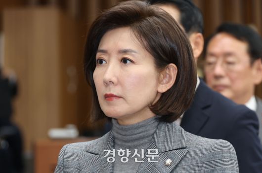 나경원 국민의힘 의원을 비롯한 정책위원회·법제사법위원회 소속 의원들이 지난 24일 국회에서 열린 대장동 범죄수익환수 특별법 제정을 위한 긴급 토론회에 참석하고 있다. 한수빈 기자