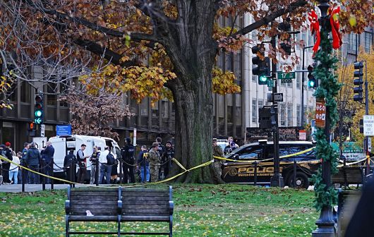 지난 26일(현지시간) 미국 워싱턴의 주 방위군 총격 사건 현장에서 경찰이 경찰통제선을 풀고 있다. UPI연합뉴스