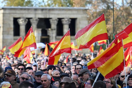 스페인 수도 마드리드에서 30일(현지시간) 수만명의 시위대가 스페인 국기를 들고 페드로 산체스 총리의 퇴진과 조기 총선을 요구하는 반정부 시위를 벌이고 있다. 로이터연합뉴스