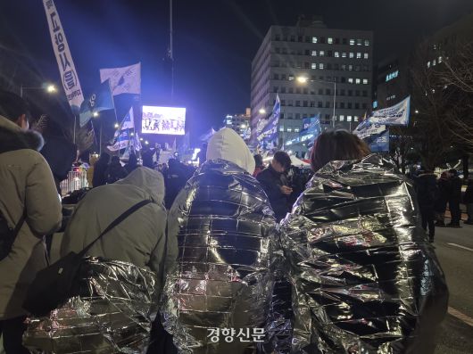 3일 서울 여의도 시민 대행진 행사에 시민들이 은박 담요를 두르고 참여하고 있다. 우혜림 기자