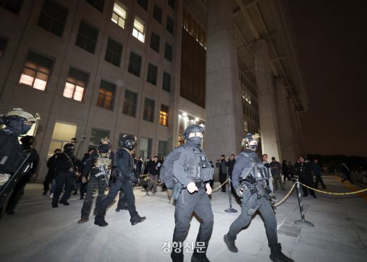 윤석열 대통령이 비상계엄을 선포한 이튿날인 지난해 12월4일 계엄군이 서울 여의도 국회의사당 본청 앞을 점거하고 있다. 경향신문 자료