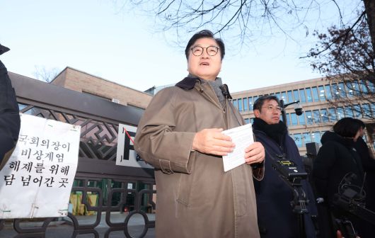 우원식 국회의장이 3일 국회에서 열린 ‘그 날 12·3 다크 투어’ 행사의 전문해설자(도슨트)로 참여해 시민들에게 자신이 국회 담장을 넘었던 상황을 설명하고 있다. 연합뉴스