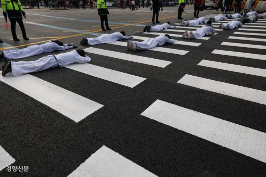 30일 이주노동자차별철폐네트워크 주최로 열린 '더 이상 죽이지 말라 강제단속 중단하라' 오체투지에서 고 뚜안씨의 유족이 오체투지 하며 정부서울청사로 향하고 있다. 정효진 기자