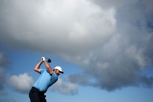 작년 이어… 스코티 셰플러가 4일 바하마 나소의 올버니 골프 코스에서 열린 2025 히어로 월드 챌린지 개막에 앞서 티샷하고 있다.  나소 | AFP연합뉴스