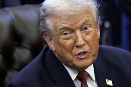 도널드 트럼프 미국 대통령이 3일(현지시간) 워싱턴 백악관 집무실에서 연비 기준 변경을 발표하고 있다. UPI연합뉴스