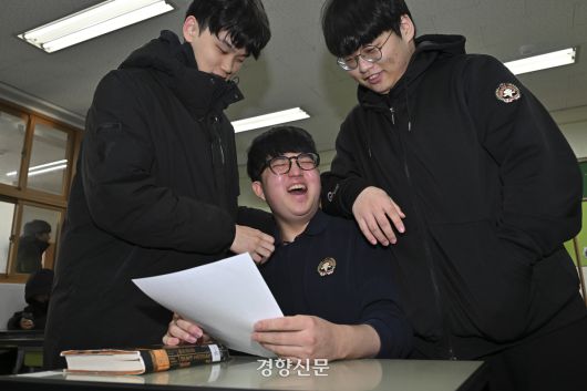 2026학년도 대학수학능력시험 성적표 배부일인 5일 오전 서울 광진구 광남고등학교에서 ‘수능 만점자’ 왕정건 학생이 친구들로부터 축하를 받고 있다. 2025.12.05 이준헌 기자