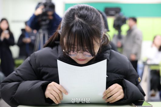 5일 서울 광진구 광남고등학교에서 학생들이 수능 성적표를 확인하고 있다. 2025.12.05 이준헌 기자