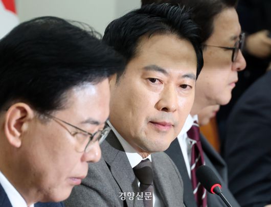 장동혁 국민의힘 대표(가운데)가 4일 국회에서 열린 최고위원회의에서 옆을 보고 있다. 박민규 선임기자