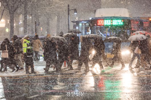 서울 전역에 대설주의보가 내려진 지난 4일 저녁 시민들이 눈발을 헤치며 서울 세종로 사거리 일대를 지나고 있다. 권도현 기자