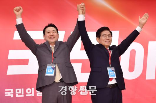 장동혁, 김문수 국민의힘 당대표 후보가 지난 8월26일 서울 여의도 국회 도서관에서 열린 제6차 전당대회 결선에서 기념촬영을 하고 있다. 국회사진기자단