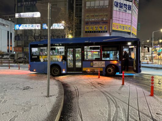 인천 시내버스가 빙판길에 미끄러져 있다.  인천시 소방본부 제공