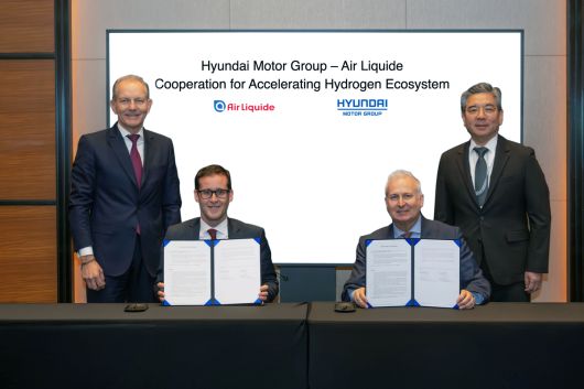현대자동차그룹과 에어리퀴드(Air Liquide)가 글로벌 CEO 협의체인 수소위원회(Hydrogen Council)’의 공동 의장사로서 지난 4일 수소 생태계 확대를 위한 전략적 협력을 체결했다고 5일 밝혔다. 오른쪽부터 현대차그룹 장재훈 부회장, 에너지&수소사업본부장 켄 라미레즈 부사장, 에어리퀴드그룹 수소 에너지 부문 에르윈 펜포니스 부사장, 프랑수아 자코브 회장이 기념사진을 찍고 있다. 현대차그룹 제공