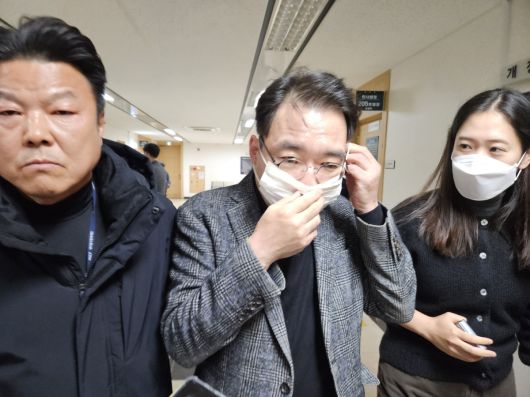 윤석준 대구 동구청장(가운데)이 5일 항소심 선고공판 이후 법정을 나서고 있다. 연합뉴스