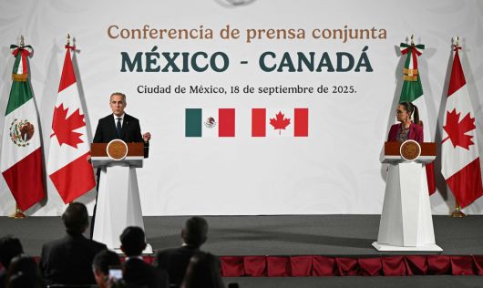 제이미슨 그리어 미국무역대표부 대표가 5일(현지시간) 미국이 미국·멕시코·캐나다 자유무역협정(USMCA)을 탈퇴할 가능성을 시사했다. 사진은 지난 9월18일 멕시코시티 대통령궁에서 공동 기자회견을 하고 있는 마크 카니 캐나다 총리(왼쪽)와 클라우디아 셰인바움 멕시코 대통령(오른쪽). AFP연합뉴스