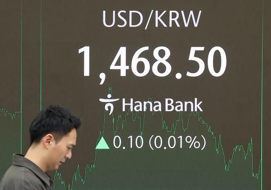 3일 오후 서울 중구 하나은행 본점 딜링룸 현황판에 원/달러 환율이 표시돼 있다.  2025.12.3. 연합뉴스.