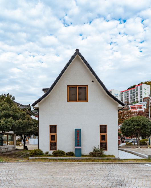 윤이상기념관은 고향 통영에 돌아온 세계적 작곡가의 삶과 음악적 유산을 담아냈다.