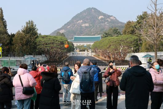 7일 오후 외국인 관광객들이 청와대 정문 앞에서 기념사진을 찍고 있다. 2025.12.7. 정지윤 선임기자