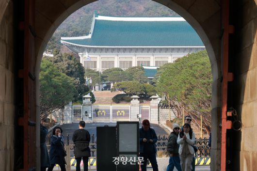 7일 오후 시민들이 경복궁 신무문 앞에서 청와대를 본관을 살펴보고 있다. 2025.12.7. 정지윤 선임기자