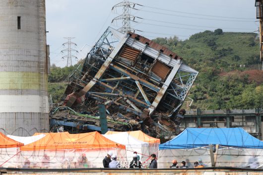 울산화력발전소 보일러 타워 붕괴 사고 이틀째인 지난달 7일 울산 남구 용잠동 한국동서발전 울산발전본부 울산화력발전소 사고 현장에 보일러 타워가 무너져 있다. 권도현 기자
