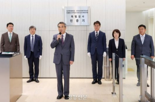 윤석열 전 대통령 배우자 김건희 여사와 관련한 각종 의혹 사건을 수사하는 민중기 특별검사(사진 왼쪽에서 세번째)가 지난 7월2일 서울 종로구 KT광화문빌딩에 마련된 사무실 앞에서 현판 제막을 한 뒤 발언하고 있다. 정지윤 선임기자