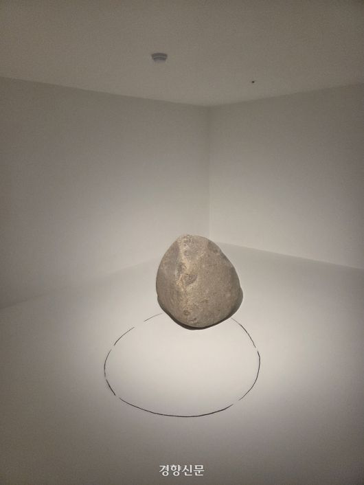 경기 용인시 호암미술관에 설치된 ‘실렌티움(묵시암)’  내부의 설치 작품. 윤승민 기자