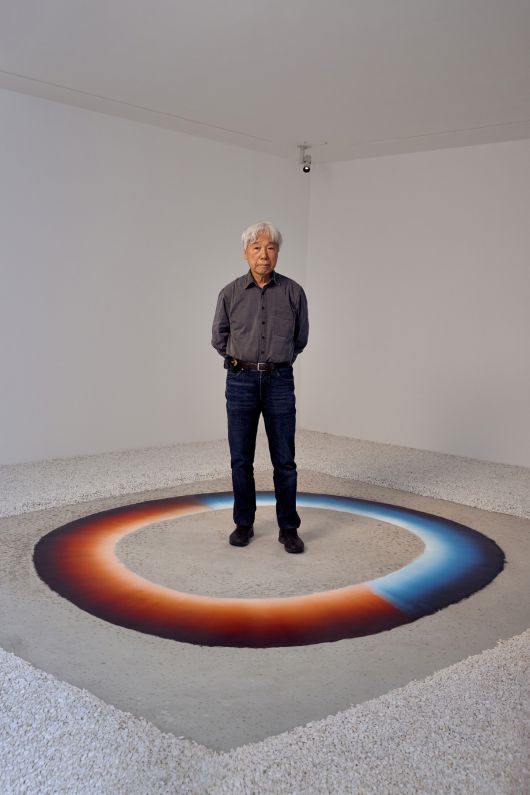 이우환이 경기 용인시 호암미술관 ‘실렌티움(묵시암)’의 원형 그림 위에 서 있다. 호암미술관 제공