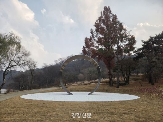 이우환이 경기 용인시 호암미술관 옛돌정원에 설치한 ‘관계항-만남’(2025). 윤승민 기자