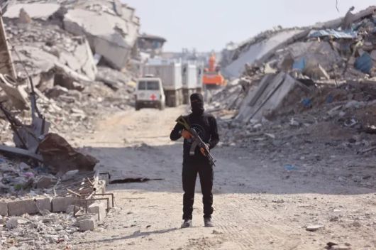 지난달 2일(현지시간) 가자시티에서 팔레스타인 무장정파 하마스 대원이 이스라엘 인질 유해를 송환을 위해 도착한 국제적십자사(ICRC) 차량 근처에 서 있다. AFP연합뉴스