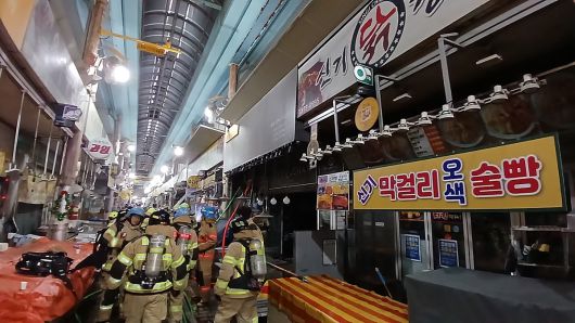 소방관들이 인천 신기시장에서 불을 끄고 있다. 인천시 소방본부 제공