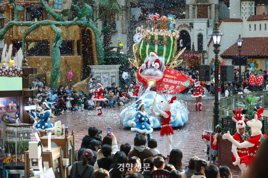서울 송파구 롯데월드 어드벤처에서 9일 겨울을 맞아 개시한 ‘해피 크리스마스 퍼레이드’가 펼쳐지고 있다. 한수빈 기자