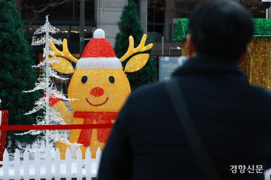 12일 서울 청계광장에서 시민들이 2025 서울빛초롱축제를 위해 설치된 조형물들을 바라보고 있다. 성동훈 기자