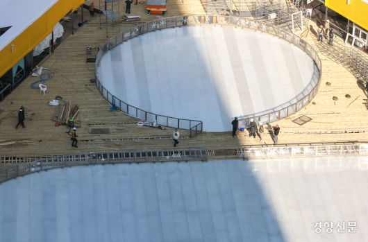 개장을 일주일여 앞둔 12일 서울 시청 광장 스케이트장에서 관계자들이 막바지 작업을 하고 있다.  성동훈 기자