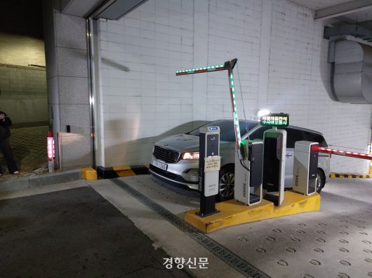 2024년 12월11일 새벽 3시44분쯤 조지호 경찰청장을 태운 경찰 호송 차량이 서울 마포구 서울경찰청 광역수사단 청사 지하주차장을 빠져나오고 있다. 전현진 기자